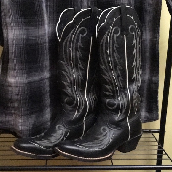 Ariat Shoes - EUC BKACK/WHITE ARIAT COWBOY BOOTS